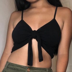 cute tied cropped black tank top! 🖤